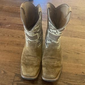 Kids Ariat Boots size 5.5!